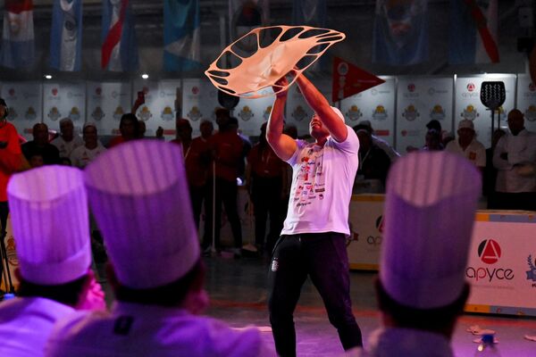 Un participante del 10 Campeonato Argentino de la Pizza en Buenos Aires. - Sputnik Mundo