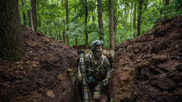 Un uniformado del Ejército de Ucrania - Sputnik Mundo