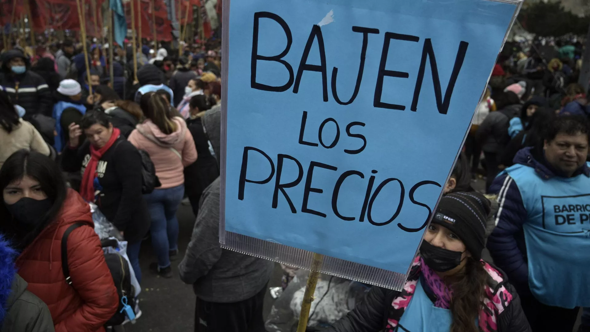 Manifestantes piden a los empresarios argentinos que bajen los precios