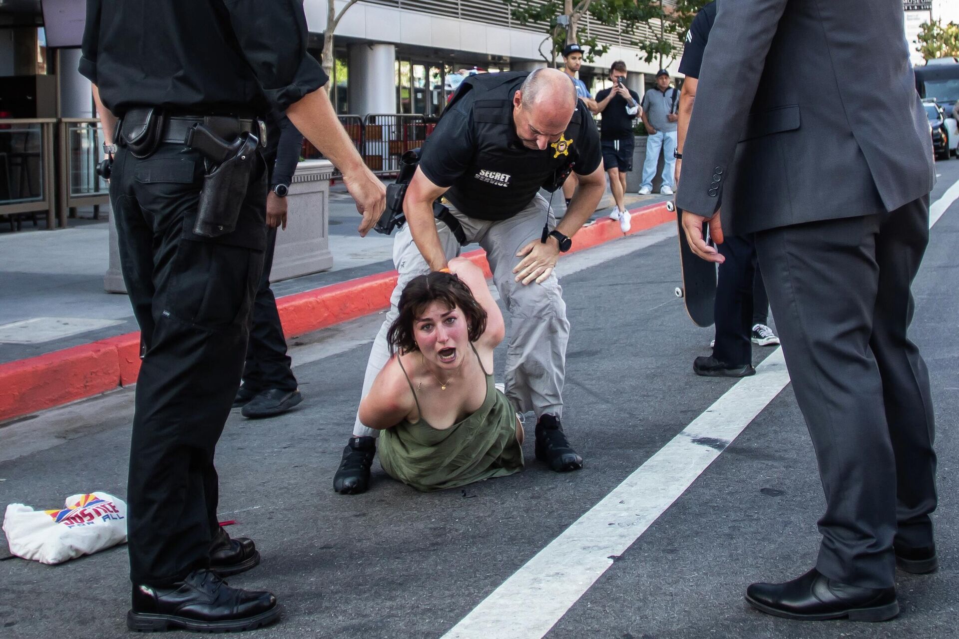 Una mujer es detenida por la policía de EEUU durante una protesta en el marco de la Cumbre de las Américas - Sputnik Mundo, 1920, 09.06.2022