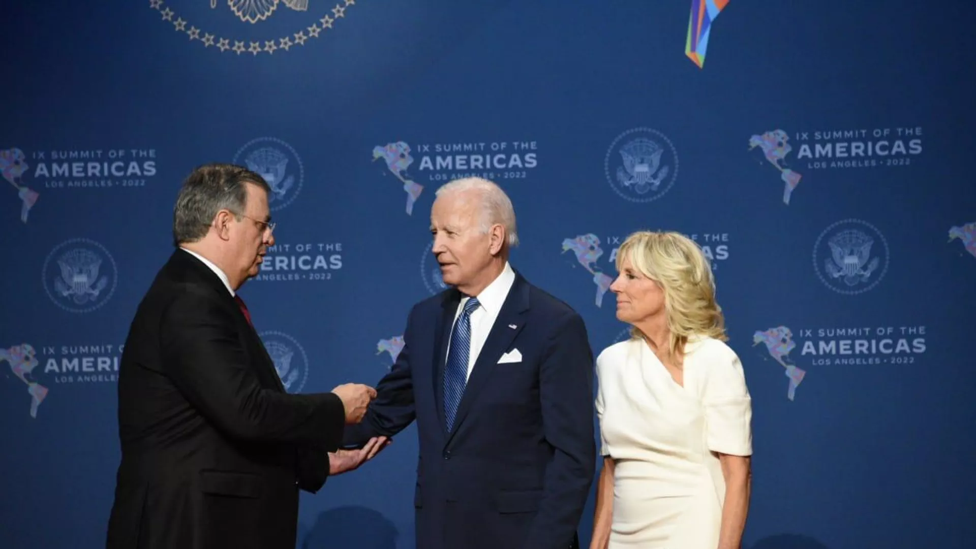 El canciller mexicano, Marcelo Ebrard, saluda a Joe y Jill Biden durante la IX Cumbre de las Américas El canciller mexicano, Marcelo Ebrard, saluda a Joe y Jill Biden durante la IX Cumbre de las Américas - Sputnik Mundo, 1920, 09.06.2022