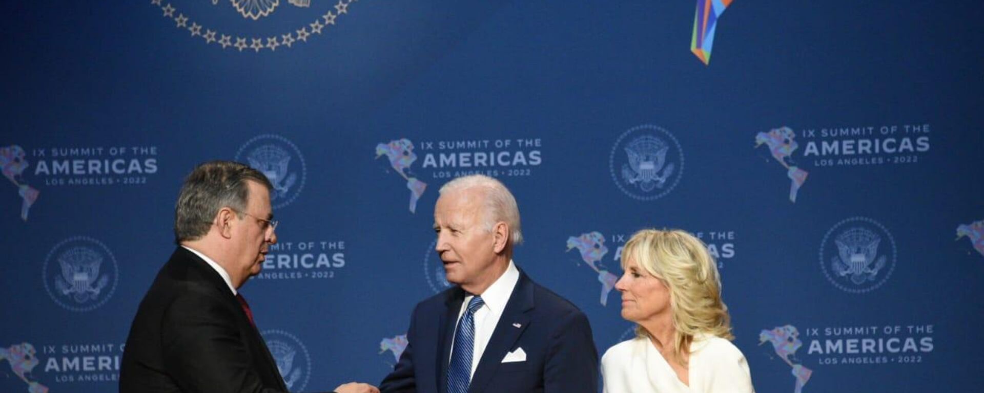 El canciller mexicano, Marcelo Ebrard, saluda a Joe y Jill Biden durante la IX Cumbre de las Américas - Sputnik Mundo, 1920, 09.06.2022