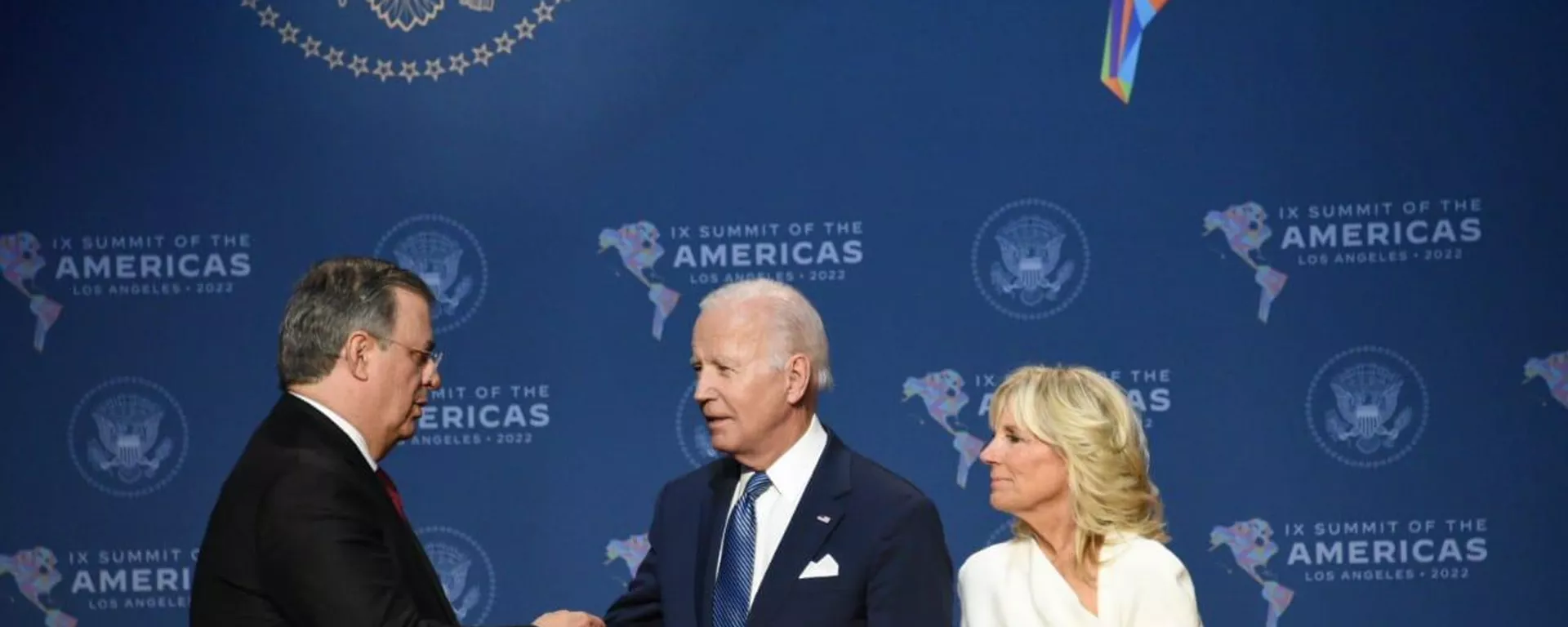 El canciller mexicano, Marcelo Ebrard, saluda a Joe y Jill Biden durante la IX Cumbre de las Américas El canciller mexicano, Marcelo Ebrard, saluda a Joe y Jill Biden durante la IX Cumbre de las Américas - Sputnik Mundo, 1920, 09.06.2022