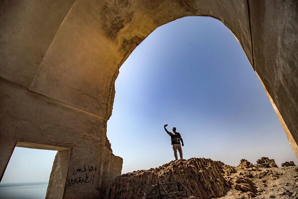 Siria fue la cuna de varias civilizaciones, mientras que su capital Damasco, ostenta el título de la ciudad habitada más antigua de nuestro planeta. No hay otro lugar en el mundo donde se puedan ver tantos monumentos antiguos en un área tan pequeña. En un par de horas se puede visitar el III milenio a.C., el Imperio Romano, Bizancio, el Califato Árabe y las Cruzadas. En la foto: un turista cerca de las ruinas de la fortaleza Qalaat Jaabar, construida en el siglo XII. Siria fue la cuna de varias civilizaciones, mientras que su capital Damasco, ostenta el título de la ciudad habitada más antigua de nuestro planeta. No hay otro lugar en el mundo donde se puedan ver tantos monumentos antiguos en un área tan pequeña. En un par de horas se puede visitar el III milenio a.C., el Imperio Romano, Bizancio, el Califato Árabe y las Cruzadas. En la foto: un turista cerca de las ruinas de la fortaleza Qalaat Jaabar, construida en el siglo XII. - Sputnik Mundo