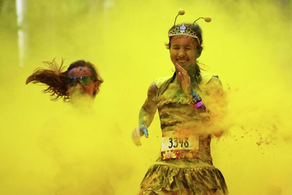 Una carrera de colores se celebró en el estadio de Luzhnikí, en Moscú. Durante el insólito evento deportivo, unos 5.000 participantes tuvieron que recorrer una distancia de 5 kilómetros a través de cuatro zonas de distintos colores. - Sputnik Mundo