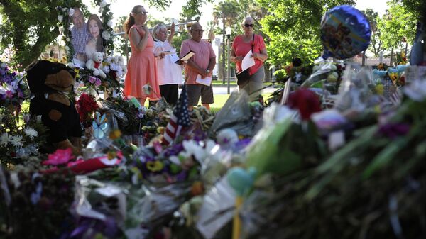 Un memorial dedicado a las víctimas del tiroteo mortal en una primaria de la localidad de Uvalde, en Texas - Sputnik Mundo