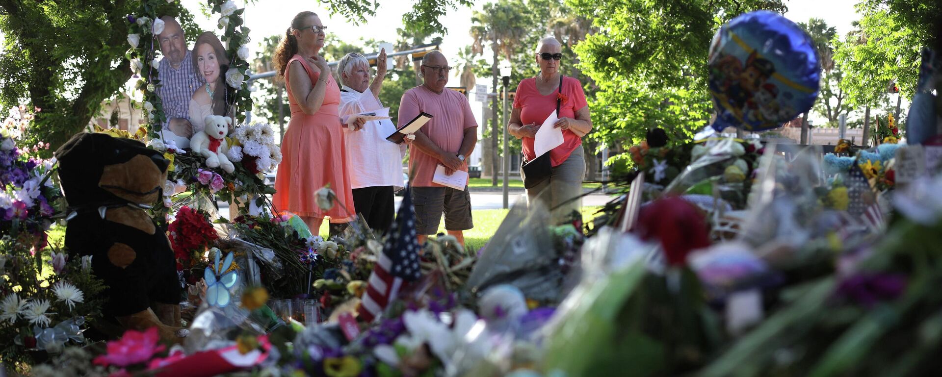 Un memorial dedicado a las víctimas del tiroteo mortal en una primaria de la localidad de Uvalde, en Texas - Sputnik Mundo, 1920, 11.06.2022