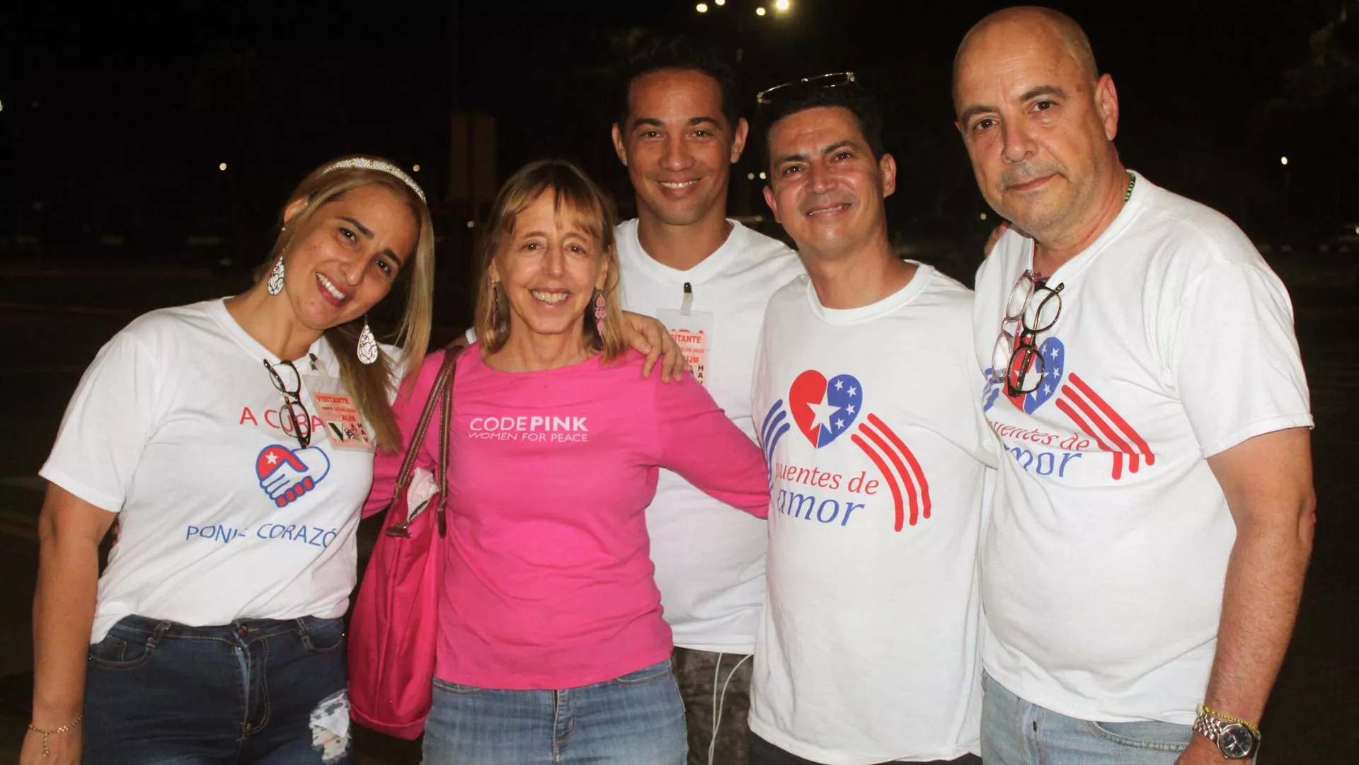 Medea Benjamín, líder de la organización estadounidense Code Pink (con camisa rosada), y el cubanoamericano Carlos Lazo, coordinador de Puentes de Amor (derecha) Medea Benjamín, líder de la organización estadounidense Code Pink (con camisa rosada), y el cubanoamericano Carlos Lazo, coordinador de Puentes de Amor (derecha) - Sputnik Mundo, 1920, 12.06.2022