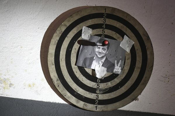 Hoy la planta está destruida casi completamente. En el futuro se planea construir un parque en este sitio. No obstante, primero hay que desminar ese territorio enorme y limpiarlo.En la foto: un objetivo con un retrato del presidente de Ucrania, Volodimir Zelenski, encontrado en las catacumbas de Azovstal en Mariúpol. - Sputnik Mundo