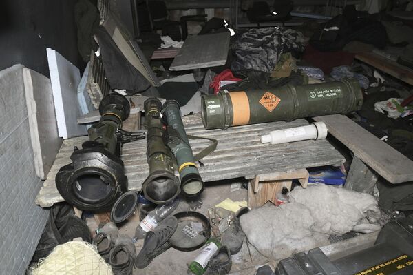 Armas de producción extranjera encontradas en las catacumbas de Azovstal en Mariúpol. - Sputnik Mundo