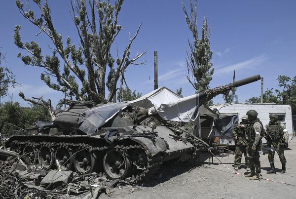 Los nazistas ucranianos eligieron Azovstal para la defensa por una razón. En sus laberintos hay muchas posiciones convenientes para disparar, las paredes gruesas protegen de manera confiable contra proyectiles de tanques. Además, por las comunicaciones subterráneas ramificadas se puede transferir rápidamente unidades del equipo militar y a través de una amplia puerta es fácil conducir equipos de combate.En la foto: un tanque acolchado de las Fuerzas Armadas de Ucrania en el territorio de Azovstal en Mariúpol. - Sputnik Mundo