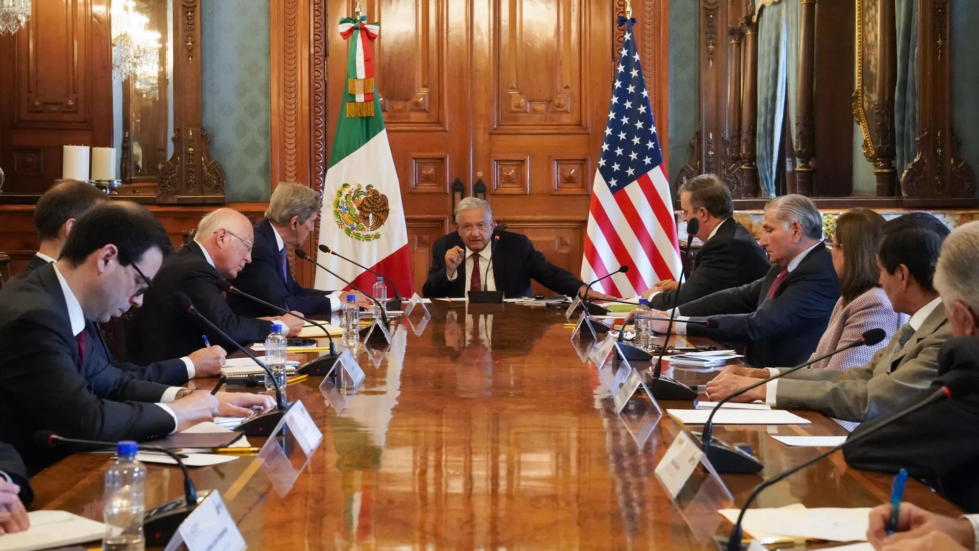 El presidente mexicano, Andrés Manuel López Obrador, durante su reunión con John Kerry, enviado especial de EEUU para el cambio climático El presidente mexicano, Andrés Manuel López Obrador, durante su reunión con John Kerry, enviado especial de EEUU para el cambio climático - Sputnik Mundo, 1920, 12.07.2022