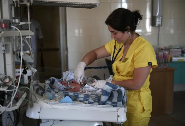 En la UCI en el 5º piso solo quedaron tres bebés nacidos prematuramente que no se podían desconectar de los ventiladores. Siempre estuvieron a su lado el jefe del departamento, el médico de guardia y una enfermera. Afortunadamente, todos sobrevivieron. - Sputnik Mundo