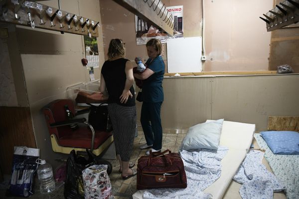 Varios medios occidentales acusaron, como lo hacen habitualmente, a los militantes rusos del bombardeo al centro de maternidad. El presidente de Ucrania, Volodímir Zelenski, también negó la participación de las Fuerzas Armadas en el bombardeo: "No somos terroristas para bombardear barrios civiles. Somos gente sana y normal". Sin embargo, la ONU se enteró de cómo realmente fueron las cosas y declaró que el bombardeo del centro de maternidad fue "una violación verdadera del derecho internacional" y que la organización "está preocupada".En la foto: parturientas en el pasillo del centro de maternidad de Donetsk. - Sputnik Mundo