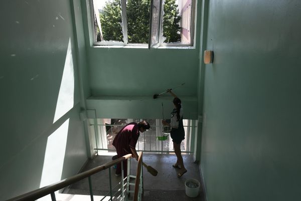 El dramatismo en Donetsk se intensificó notablemente después de que las Fuerzas Armadas de Ucrania recibieran artillería de largo alcance de 155 milímetros producida por la OTAN. Así, el 13 de junio los artilleros ucranianos lograron un récord horrible tras lanzar aproximadamente 300 lanzacohetes múltiples y proyectiles de artillería por los barrios civiles de Donetsk. Cinco personas murieron, incluyendo a un niño, y más de 20 resultaron heridas. - Sputnik Mundo