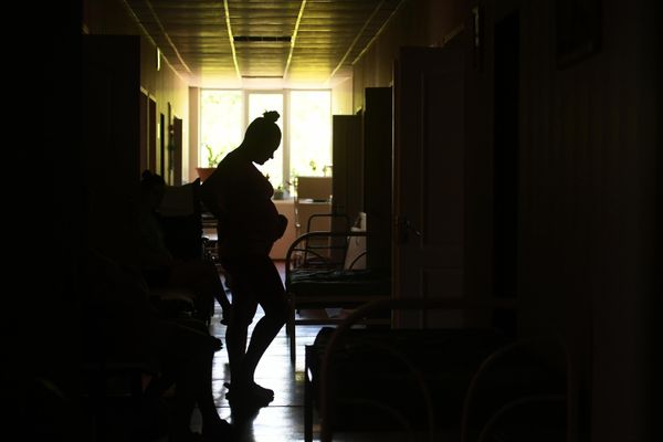 Mujeres embarazadas y madres con sus bebés recién nacidos se refugiaron en el sótano del edificio. - Sputnik Mundo