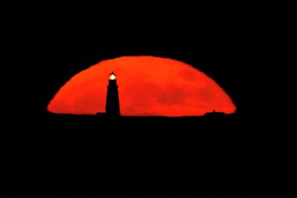 El faro Boston Light en la orilla del puerto de Boston en Winthrop, Massachusetts, EEUU. En el fondo, la creciente luna de fresa. - Sputnik Mundo