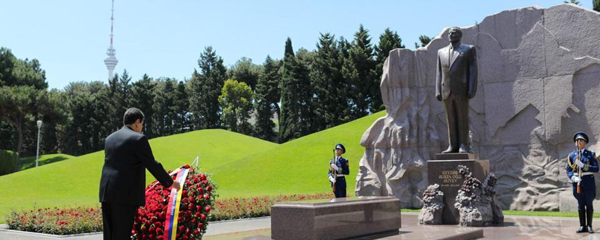 El presidente de Venezuela, Nicolás Maduro, visitó el Callejón de los Mártires de Azerbaiyán - Sputnik Mundo, 1920, 17.06.2022