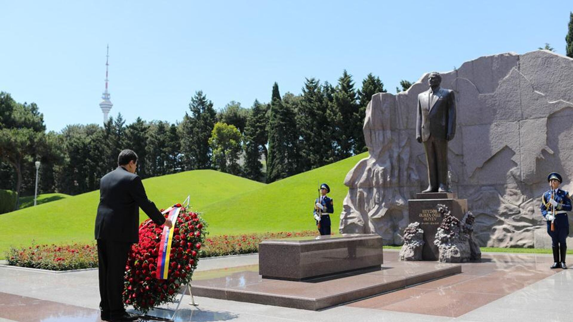 El presidente de Venezuela, Nicolás Maduro, visitó el Callejón de los Mártires de Azerbaiyán El presidente de Venezuela, Nicolás Maduro, visitó el Callejón de los Mártires de Azerbaiyán - Sputnik Mundo, 1920, 17.06.2022