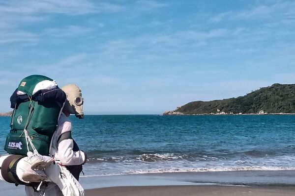 Un hombre caminó 15.000 kilómetros de playas y recolectó cuatro toneladas de basura - Sputnik Mundo