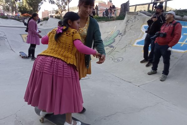 Colectivo de mujeres 'skaters' Imilla Skate  - Sputnik Mundo