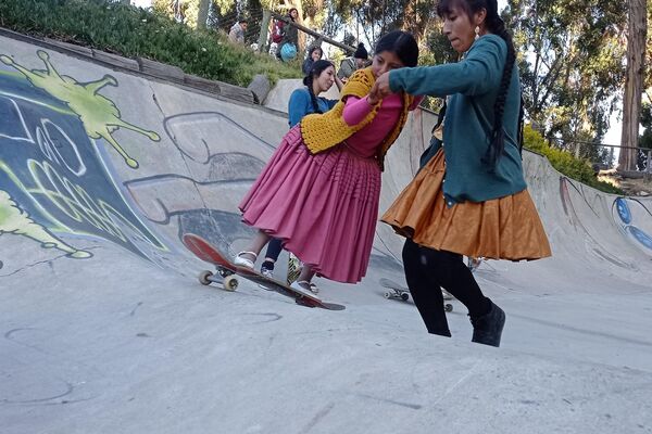 Colectivo de mujeres 'skaters' Imilla Skate  - Sputnik Mundo