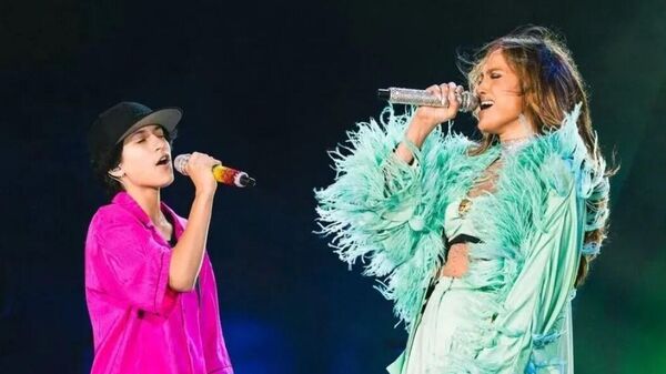 JLo junto a Emme Muñiz en el escenario de la gala Blue Diamond - Sputnik Mundo