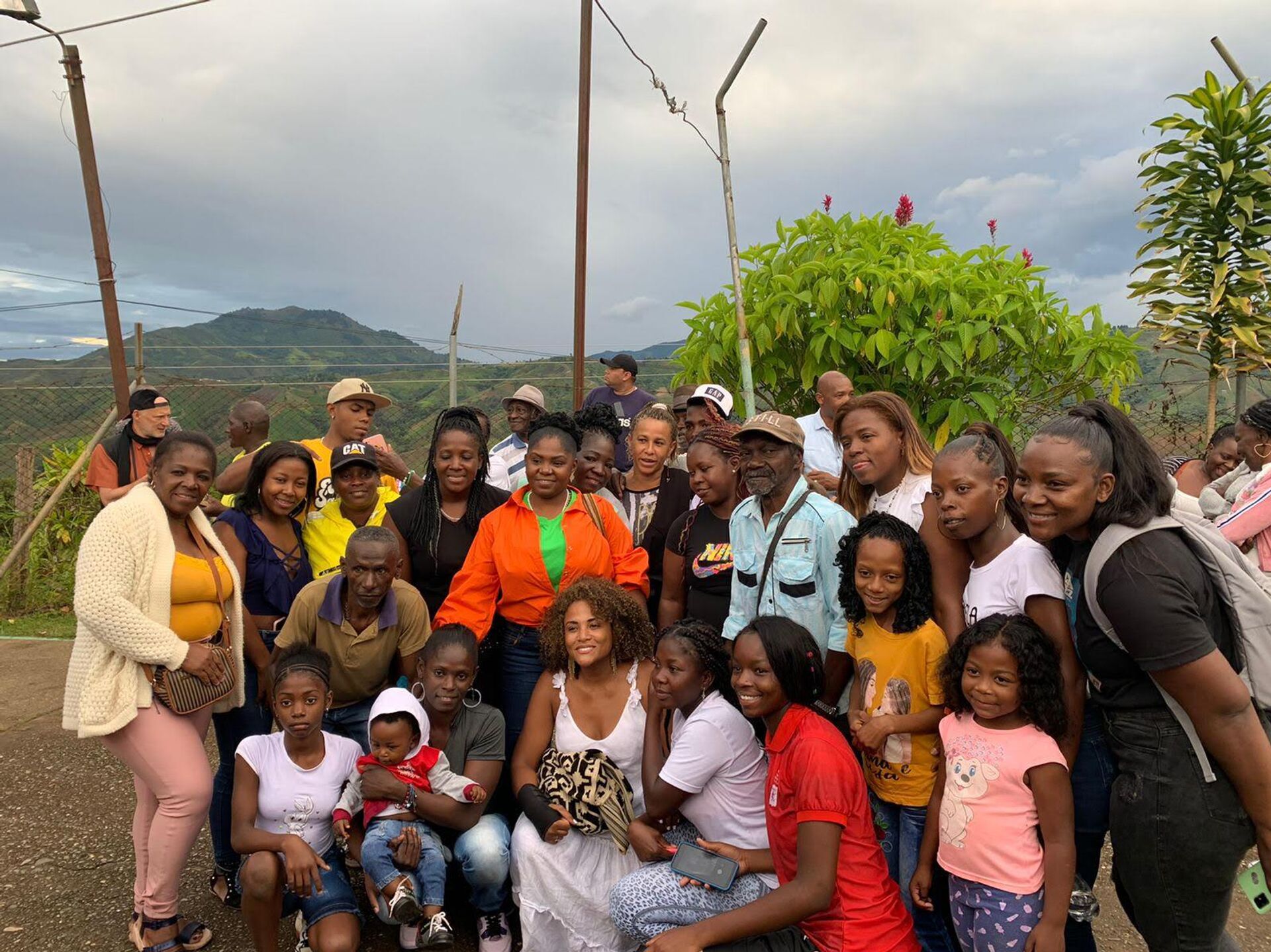 Mabel Lara (de blanco en el centro) y Francia en Yolombó - Sputnik Mundo, 1920, 21.06.2022