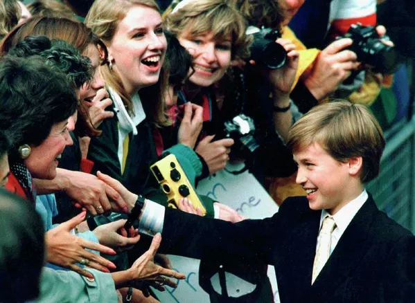 El príncipe Guillermo es uno de los miembros más populares de la familia real. A diferencia de su hermano menor, Enrique, aprecia la reputación de la familia y cumple con diligencia los deberes que le impone su estatus.En la foto: el príncipe Guillermo se reúne con habitantes de Toronto durante una visita a Canadá en 1991. El príncipe Guillermo es uno de los miembros más populares de la familia real. A diferencia de su hermano menor, Enrique, aprecia la reputación de la familia y cumple con diligencia los deberes que le impone su estatus.En la foto: el príncipe Guillermo se reúne con habitantes de Toronto durante una visita a Canadá en 1991. - Sputnik Mundo