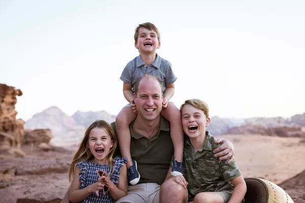 Hoy, el príncipe Guillermo es padre de una familia numerosa: en 12 años de matrimonio con Catalina, han tenido tres hijos: el príncipe Jorge (2013), la princesa Carlota (2015) y el príncipe Luis (2018). Hoy, el príncipe Guillermo es padre de una familia numerosa: en 12 años de matrimonio con Catalina, han tenido tres hijos: el príncipe Jorge (2013), la princesa Carlota (2015) y el príncipe Luis (2018). - Sputnik Mundo