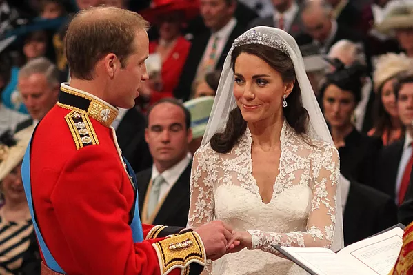 En 2010 el príncipe Guillermo le propuso matrimonio a Kate Middleton, con la quien estudió en la prestigiosa Universidad de St Andrews, en Escocia, y le regaló el anillo de zafiro de su madre. La boda tuvo lugar el 29 de abril de 2011. En 2010 el príncipe Guillermo le propuso matrimonio a Kate Middleton, con la quien estudió en la prestigiosa Universidad de St Andrews, en Escocia, y le regaló el anillo de zafiro de su madre. La boda tuvo lugar el 29 de abril de 2011. - Sputnik Mundo
