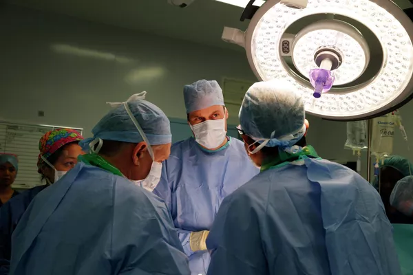 El príncipe Guillermo (centro) asiste a una cirugía durante una visita al Hospital Royal Marsden en Londres, el Reino Unido, 2013. El príncipe Guillermo (centro) asiste a una cirugía durante una visita al Hospital Royal Marsden en Londres, el Reino Unido, 2013. - Sputnik Mundo