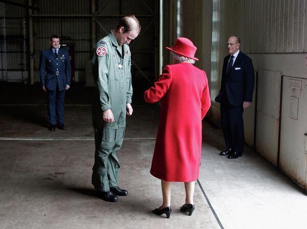 En la víspera de su aniversario, Guillermo anunció que él, su mujer y sus hijos se trasladarán este verano de Londres a los terrenos del castillo de Windsor, donde reside su abuela Isabel II.En la foto: el príncipe Guillermo con su abuela la reina Isabel II, 2011. - Sputnik Mundo