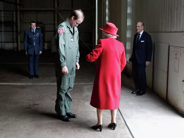 En la víspera de su aniversario, Guillermo anunció que él, su mujer y sus hijos se trasladarán este verano de Londres a los terrenos del castillo de Windsor, donde reside su abuela Isabel II.En la foto: el príncipe Guillermo con su abuela la reina Isabel II, 2011. En la víspera de su aniversario, Guillermo anunció que él, su mujer y sus hijos se trasladarán este verano de Londres a los terrenos del castillo de Windsor, donde reside su abuela Isabel II.En la foto: el príncipe Guillermo con su abuela la reina Isabel II, 2011. - Sputnik Mundo