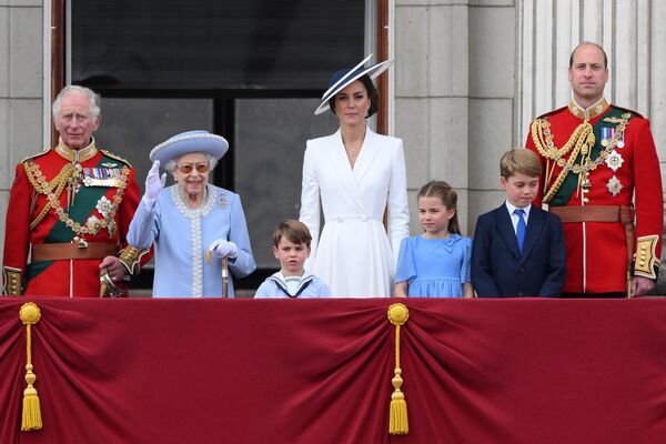 La medida ha alimentado con renovado vigor los rumores de que la reina está bastante débil y que su nieto Guillermo, en lugar de su hijo el príncipe Carlos, dirigirá la familia real en su lugar. Es posible que esto se haga para preservar la popularidad de la monarquía: se espera que Guillermo y Catalina den nueva vida al viejo sistema.En la foto: el príncipe Guillermo con su esposa Catalina y sus hijos, con el príncipe Carlos y la reina Isabel II durante las celebraciones de su 70 cumpleaños en el balcón del Palacio de Buckingham en Londres, Gran Bretaña, el 2 de junio de 2022. - Sputnik Mundo