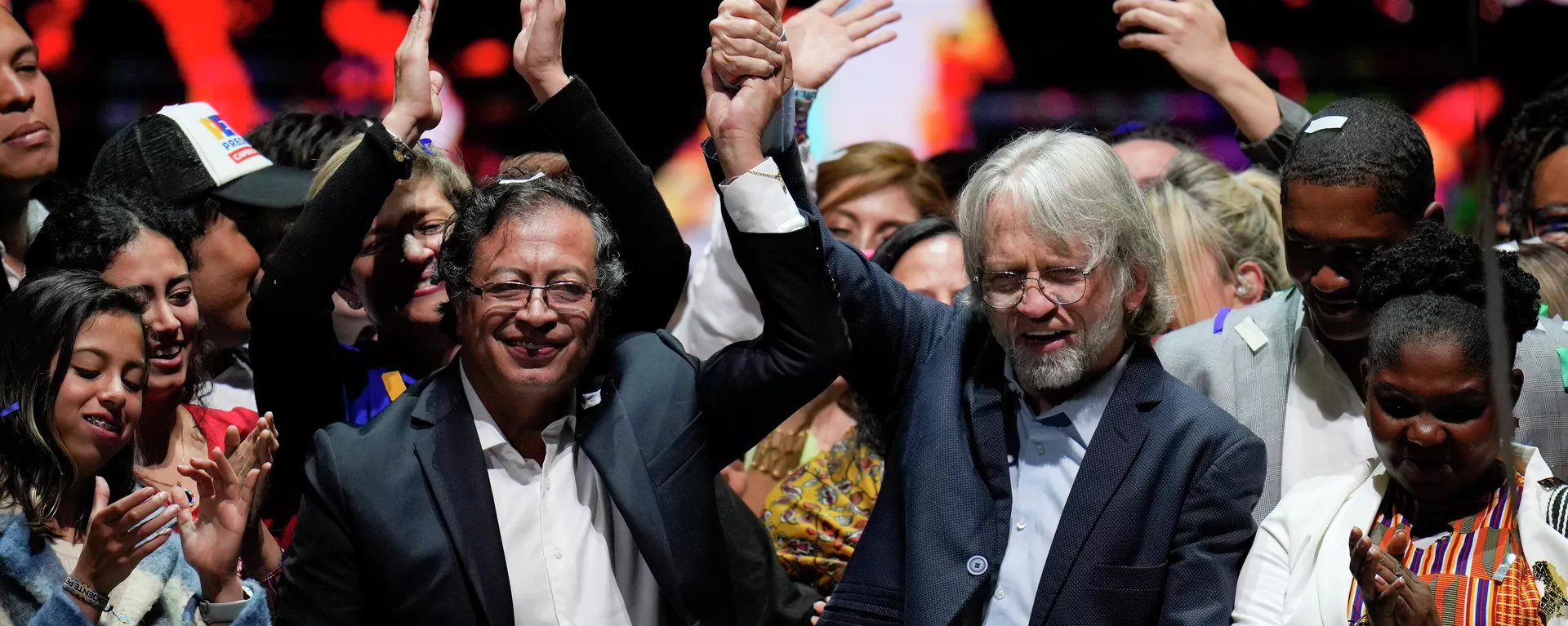 El presidente electo de Colombia, Gustavo Petro, celebra su victoria electoral junto al líder de Alianza Verde y excandidato presidencial Antanas Mockus El presidente electo de Colombia, Gustavo Petro, celebra su victoria electoral junto al líder de Alianza Verde y excandidato presidencial Antanas Mockus - Sputnik Mundo, 1920, 21.06.2022