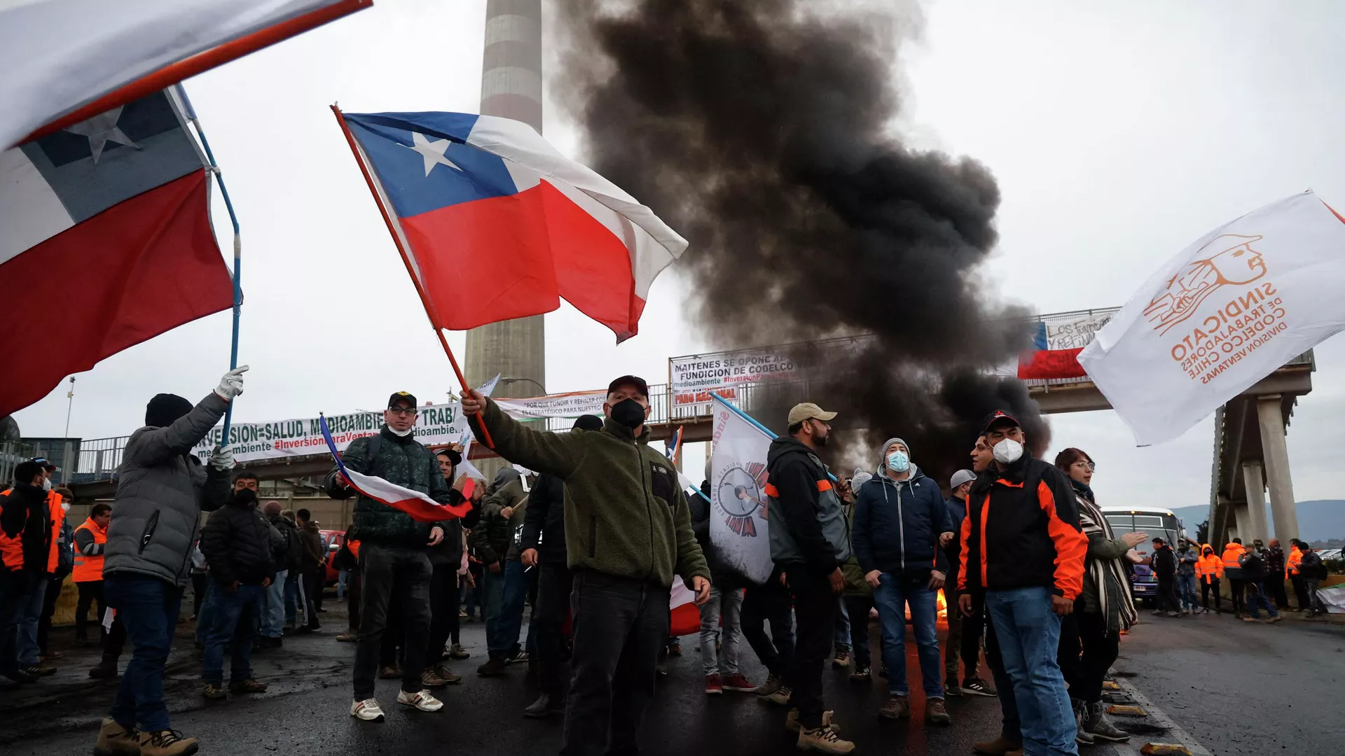 Los trabajadores de la minera estatal Codelco en Chile inician un paro por cierre de fundición Los trabajadores de la minera estatal Codelco en Chile inician un paro por cierre de fundición - Sputnik Mundo, 1920, 22.06.2022