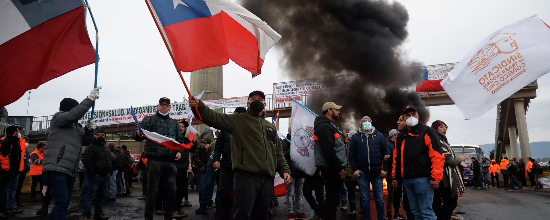 Los trabajadores de la minera estatal Codelco en Chile inician un paro por cierre de fundición Los trabajadores de la minera estatal Codelco en Chile inician un paro por cierre de fundición - Sputnik Mundo, 1920, 22.06.2022