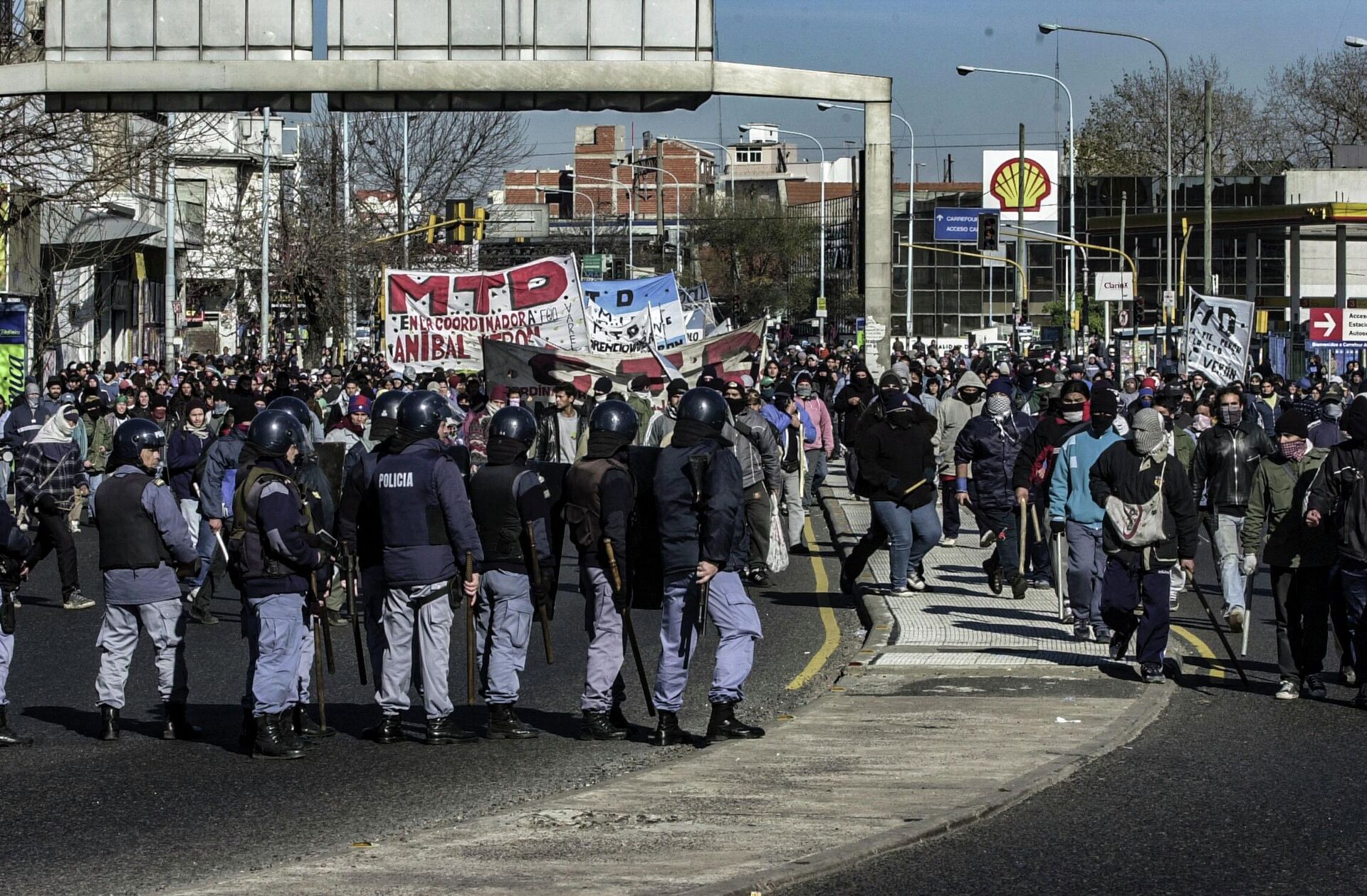 Concentración del Movimiento de Trabajadores Desocupados en los alrededores del Puente Pueyrredón. Avellaneda, provincia de Buenos Aires. 26/06/2002 - Sputnik Mundo, 1920, 24.06.2022