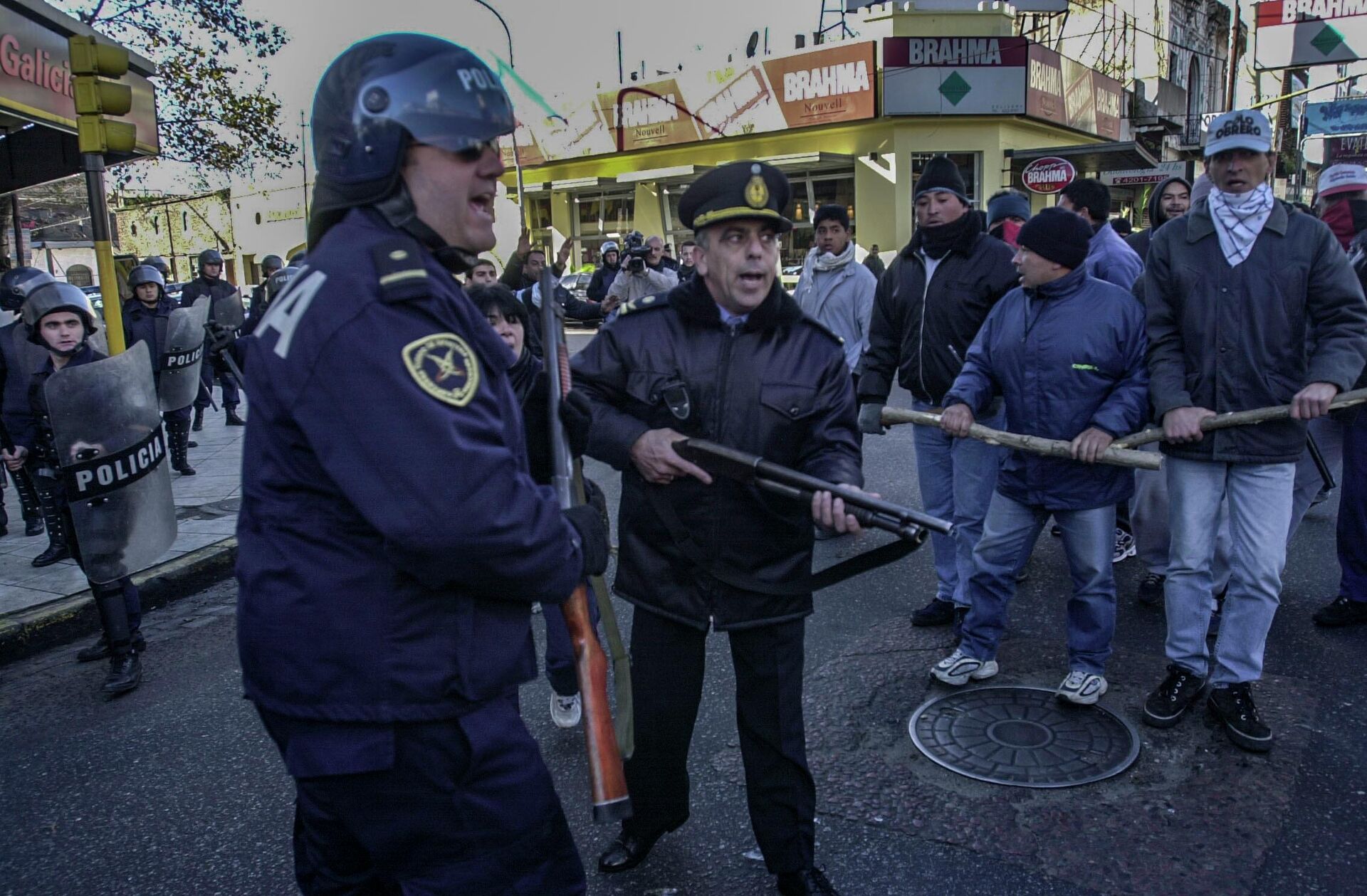 Comisario Inspector de la Policía bonaerense Alfredo Franchiotti (gorra), apuntando a manifestantes. 26/06/2002 - Sputnik Mundo, 1920, 24.06.2022