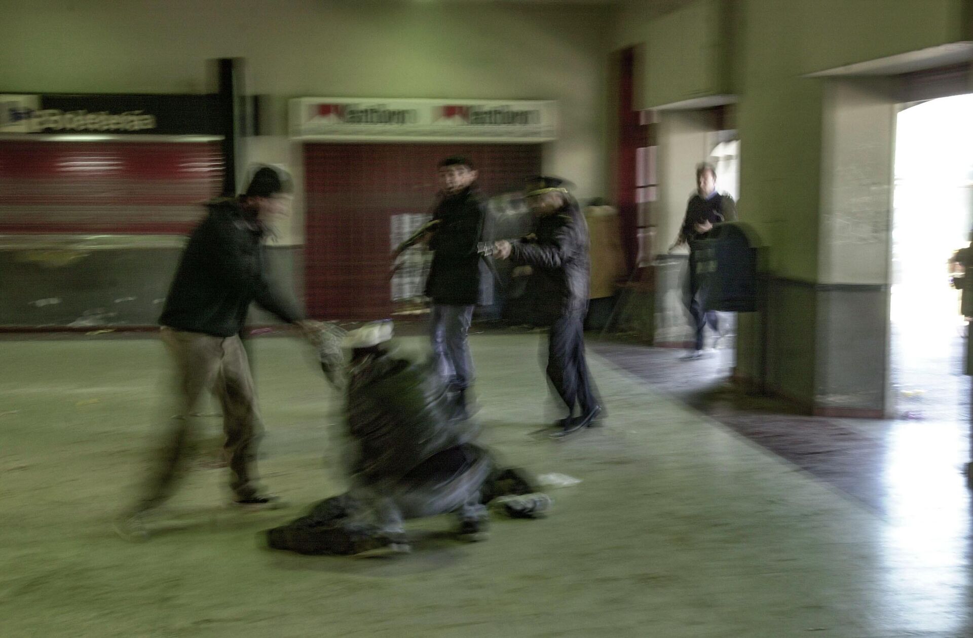 Comisario Inspector de la Policía bonaerense Alfredo Franchiotti (gorra) apuntando a Darío Santillán mientras Maximiliano Kosteki yace en el suelo de la Estación Avellaneda. Provincia de Buenos Aires, 26/06/2002 - Sputnik Mundo, 1920, 24.06.2022