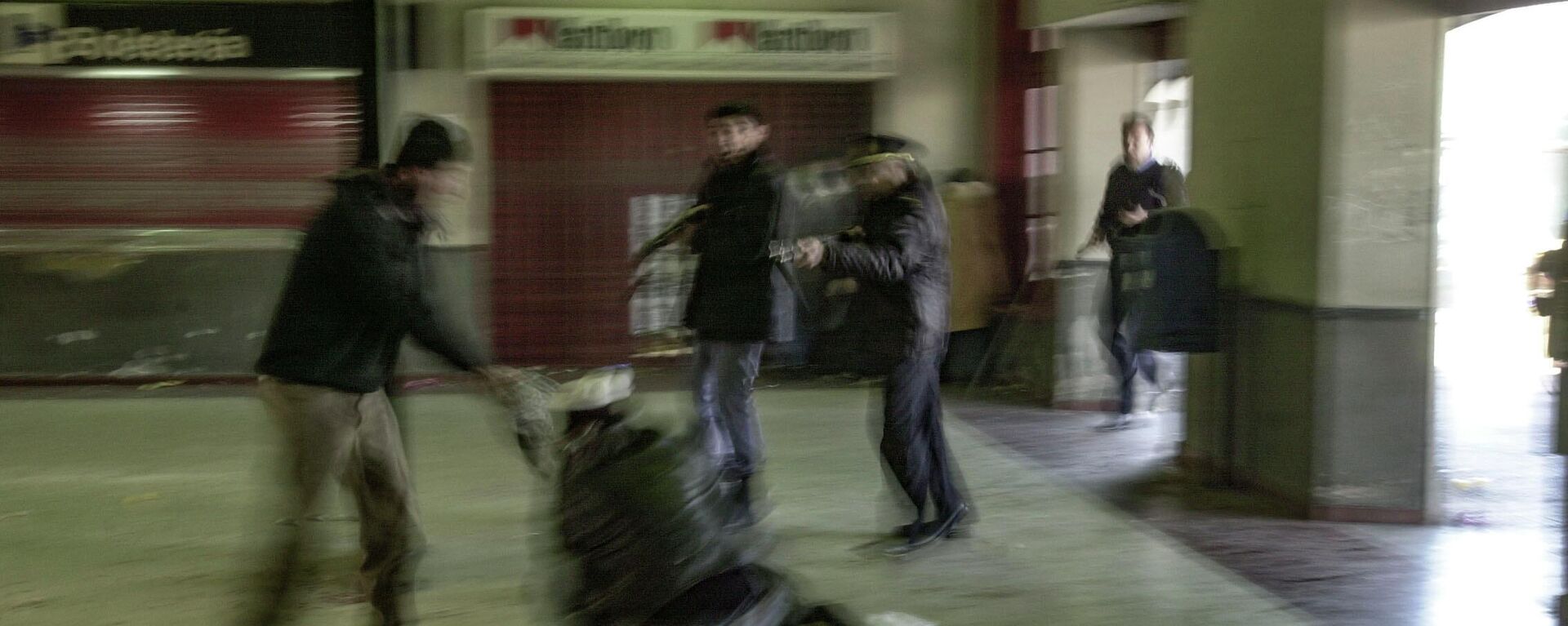 Comisario Inspector de la Policía bonaerense Alfredo Franchiotti (gorra) apuntando a Darío Santillán mientras Maximiliano Kosteki yace en el suelo de la Estación Avellaneda. Provincia de Buenos Aires, 26/06/2002 - Sputnik Mundo, 1920, 24.06.2022