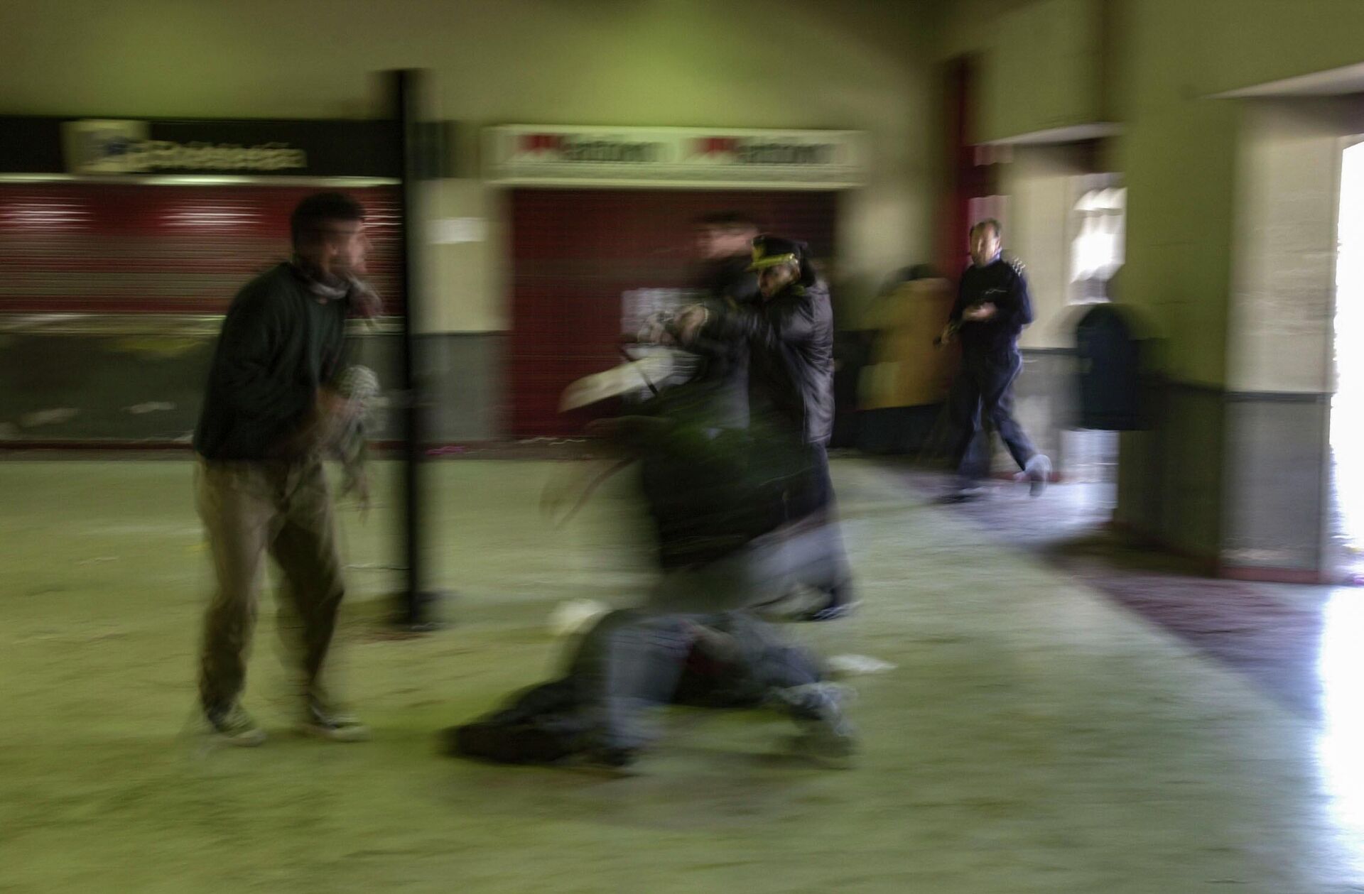 Comisario Inspector de la Policía bonaerense Alfredo Franchiotti (gorra) apuntando a Darío Santillán mientras Maximiliano Kosteki yace en el suelo de la Estación Avellaneda. Provincia de Buenos Aires, 26/06/2002 - Sputnik Mundo, 1920, 24.06.2022