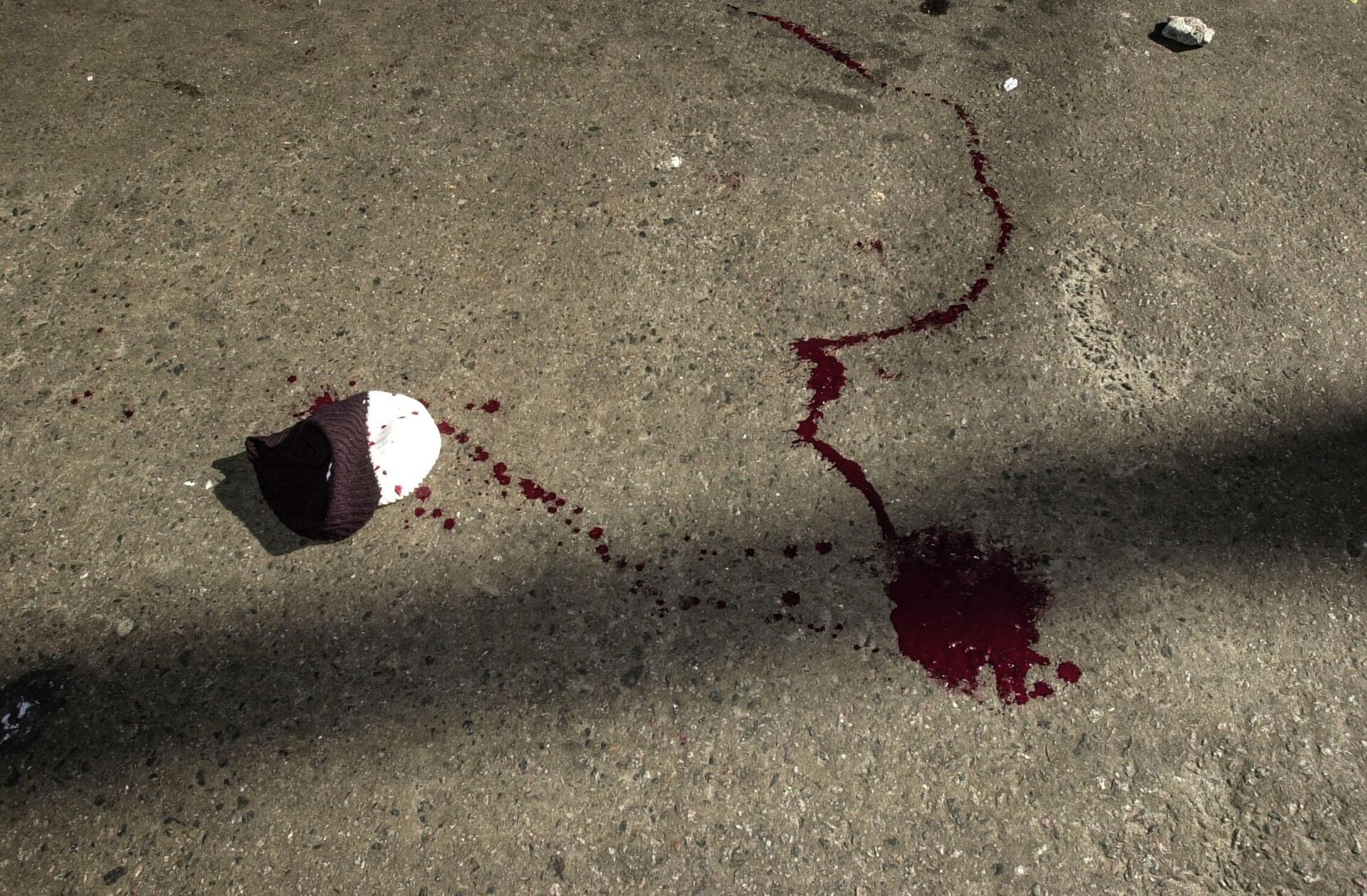 Gorra de Darío Santillán ensangrentada en el suelo de la Estación Avellaneda, provincia de Buenos Aires. 26/06/2002 - Sputnik Mundo, 1920, 24.06.2022