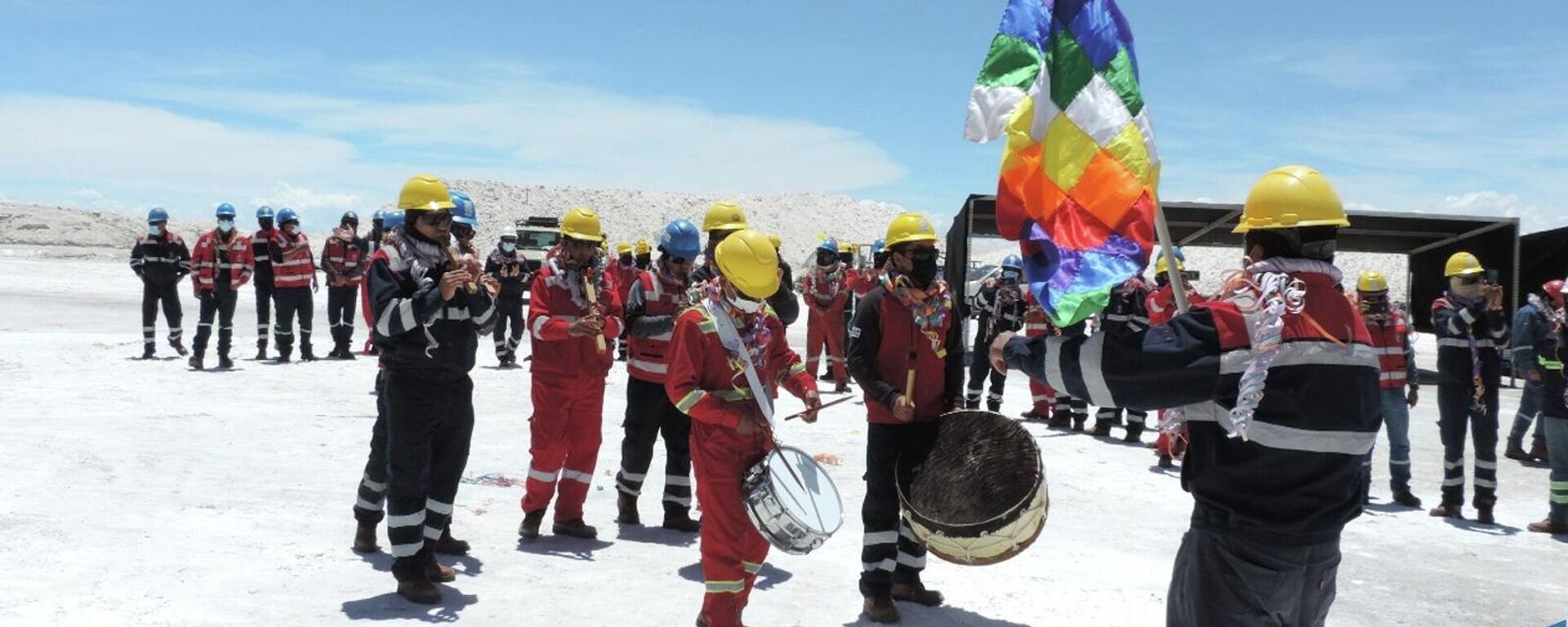 Ofrenda a la Pachamama por el litio en el salar de Uyuni, Bolivia - Sputnik Mundo, 1920, 04.07.2023