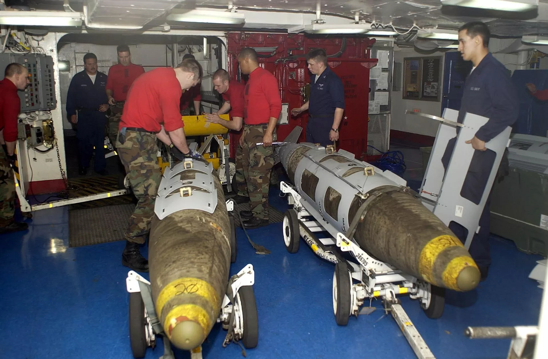 Instalación de los kits JDAM sobre unas bombas no guiadas para convertirlas en municiones de precisión Instalación de los kits JDAM sobre unas bombas no guiadas para convertirlas en municiones de precisión - Sputnik Mundo, 1920, 24.06.2022
