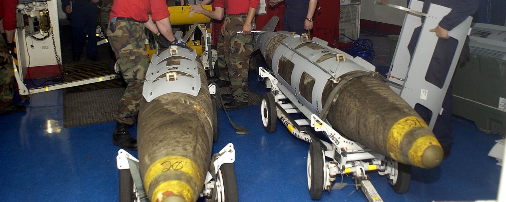 Instalación de los kits JDAM sobre unas bombas no guiadas para convertirlas en municiones de precisión - Sputnik Mundo, 1920, 15.12.2022