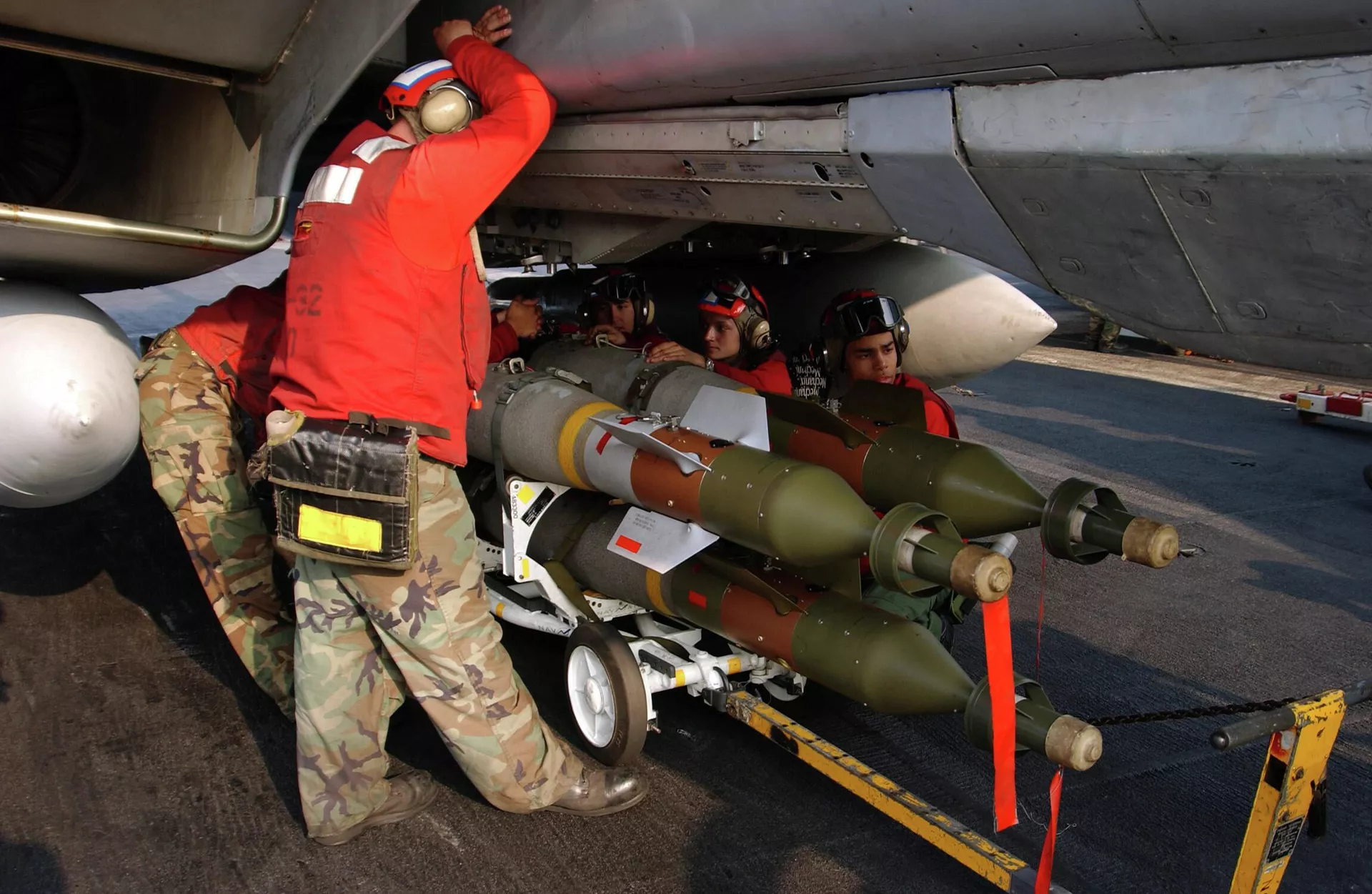 Instalación de bombas guiadas GBU-12 bajo un F-14 Tomcat Instalación de bombas guiadas GBU-12 bajo un F-14 Tomcat - Sputnik Mundo, 1920, 24.06.2022