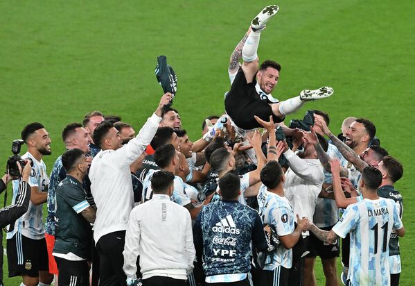 Messi marcó su primer gol en 2005 contra el Albacete en el campeonato de España. Tenía menos de 18 años en ese momento.En la foto: miembros de la selección argentina acunan a Messi tras ganar el partido de la final de 2022 contra Italia en el estadio de Wembley, en Londres, el 1 de junio de 2022. - Sputnik Mundo