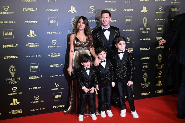 Además de sus destacados servicios al mundo del deporte, Messi es un reconocido filántropo. Creó la fundación benéfica Leo Messi que ayuda a niños con enfermedades graves. El deportista es también embajador de buena voluntad de Unicef.En la foto: Lionel Messi con su mujer Antonella Roccuzzo y sus tres hijos en la entrega del Balón de Oro en París en noviembre de 2021. - Sputnik Mundo